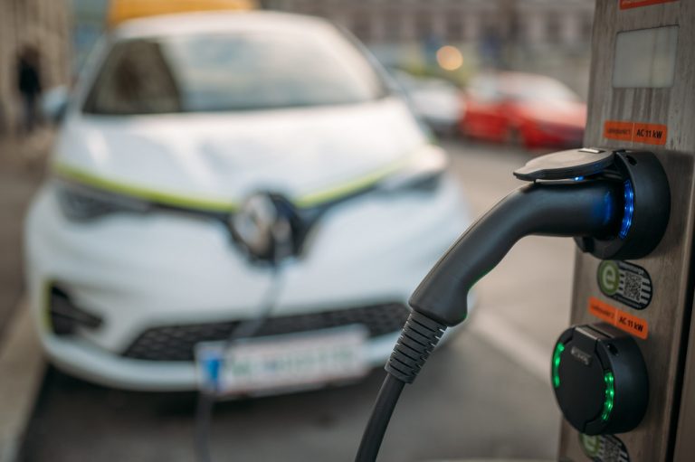 La competència en la recàrrega de vehicles elèctrics d’accés públic a Catalunya