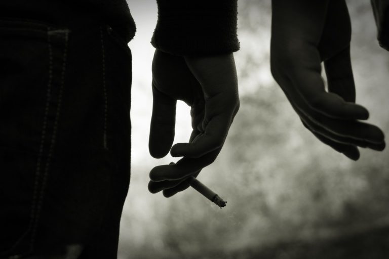 Imitant als amics: els companys de classe influeixen en el consum d’alcohol i de tabac?