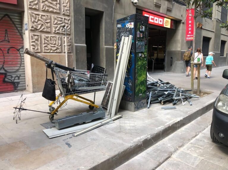 La paradoxa del reciclatge: com els treballadors més essencials de Barcelona queden fora del sistema